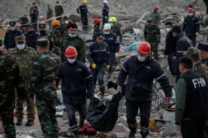 Các đội tìm kiếm và cứu hộ mang một thi thể từ khu vực bị tên lửa tấn công ở Nagorno-Karabakh, Azerbaijan ngày 17-10.