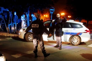 Cảnh sát Pháp phong tỏa khu vực hiện trường vụ khủng bố hôm 16-10 ở thị trấn Conflans-Sainte-Honorine, ngoại ô Paris. Ảnh: REUTERS