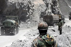 Ảnh minh họa - Một số binh sĩ và xe cơ giới của Ấn Độ tại thung lũng Galwan ở khu vực lãnh thổ tranh Ladakh. Ảnh: INDIA TIMES