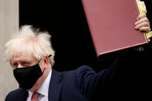 Thủ tướng Anh Boris Johnson đeo khẩu trang rời phố Downing ở London, Anh, ngày 7-10.
