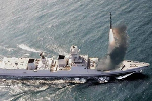 Tên lửa BrahMos được phóng từ tàu khu trục tàng hình INS Chennai. Ảnh: THE INDIAN EXPRESS