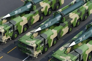 Hệ thống tên lửa siêu thanh DF-17. Ảnh: PLA