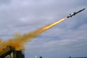 Tàu tác chiến cận bờ USS Coronado phóng thử tên lửa ở bang California vào tháng 8-2014. Ảnh: CNN