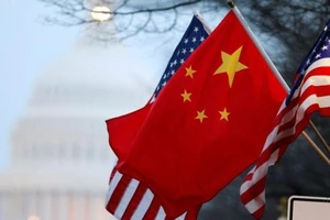 Quốc kỳ Trung Quốc và Mỹ được nhìn thấy gần tòa Nhà Trắng ở Washington, Mỹ.