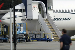 Một phụ nữ người Mỹ tử vong trên máy bay do nhiễm COVID-19. 