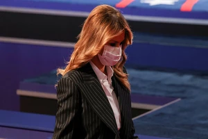 Đệ nhất phu nhân Mỹ Melania Trump dự cuộc tranh cử tổng thống năm 2020 đầu tiên giữa ông Donald Trump và ông Joe Biden. Ảnh: REUTERS