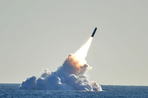 Một vụ phóng thử tên lửa của Hải quân Mỹ ngoài khơi bang California vào tháng 3-2008. Ảnh: REUTERS