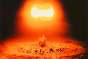 Một vụ nổ gây ra từ tên lửa hạt nhân được chụp lại.