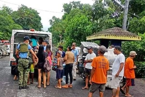 Huyện Guinobatan, tỉnh Albay (Philippines) chuẩn bị sơ tán người dân trong vùng nguy hiểm do bão Molave. Ảnh: MANILA BULETTIN