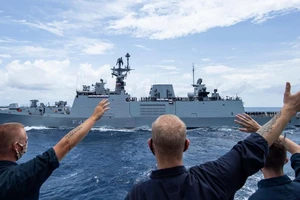 Các thủy thủ Hải quân Mỹ vẫy chào một tàu khu trục của Hải quân Ấn Độ ở Ấn Độ Dương ngày 21-7. Ảnh: HẢI QUÂN MỸ