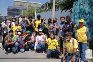 Lực lượng ủng hộ hoàng gia Thái Lan tập hợp ngoài tòa nhà Quốc hội. Ảnh: BANGKOK POST