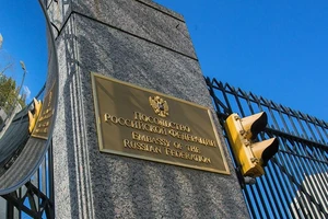 Bên ngoài tòa Đại sứ quán Nga tại Mỹ.