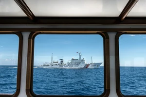 Một tàu cảnh sát biển Trung Quốc gần Bãi cạn Scarborough. Ảnh: SERGEY PONOMAREV/THE NEW YORK TIMES