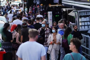 Người dân Anh đi bộ trên đường phố TP Brighton hồi tháng 9. Ảnh: AP