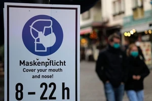 Người dân Đức đeo khẩu trang tại thành phố Frankfurt, Đức. Ảnh: REUTERS