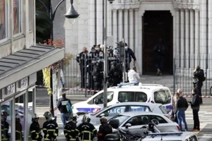 Pháp: 1 người Tunisia chặt đầu 1 phụ nữ, giết 2 người khác