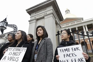 Ảnh minh họa - Các thành viên của Ủy ban người Mỹ gốc Á biểu tình phản đối nạn phân biệt chủng tộc vì dịch COVID-19. Ảnh: AP