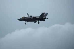 Một chiếc máy bay tiêm kích F-35 của quân đội Mỹ bay lượn trên không ở Singapore ngày 9-2.