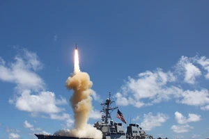Khu trục hạm Mỹ USS Fitzgerald phóng thử tên lửa ở Thái Bình Dương hồi tháng 12-2017. Ảnh: AP