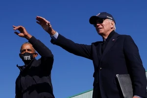 Cựu Tổng thống Mỹ Barack Obama (trái) và ứng viên Joe Biden (phải) xuất hiện ở bang Michigan hôm 31-10. Ảnh: REUTERS