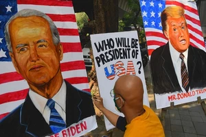 Hình ảnh hai ứng viên tổng thống Mỹ ở Mumbai, Ấn Độ. Ảnh: AFP