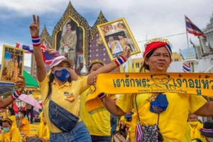 Lực lượng ủng hộ Hoàng gia Thái Lan tập trung trước cung điện. Ảnh: CHANNEL NEWS ASIA