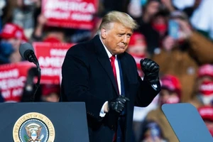 Tổng thống Donald Trump xuất hiện ở bang Michigan hôm 1-11. Ảnh: REUTERS