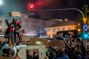 Người dân Ba Lan xuống đường biểu tình vào ngày 26-10 để phản đối phán quyết hôm 22-10 của Tòa án Hiến pháp nước này về quyền phá thai. Ảnh: AFP