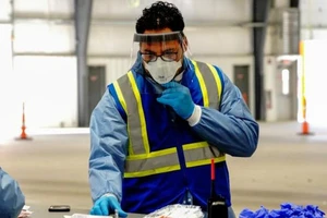 Một nhân viên y tế Mỹ đang lấy mẫu xét nghiệm COVID-19.