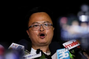 Ông Arnon Nampa trả lời phỏng vấn sau khi được thả tự do hôm 3-11. Ảnh: U.S NEWS