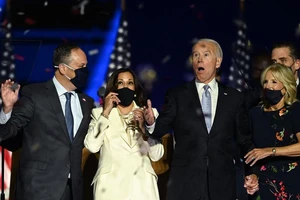 Vợ chồng ông Biden và vợ chồng bà Harris trong đêm phát biểu mừng chiến thắng trước toàn dân. Ảnh: CNN
