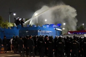 Cảnh sát Thái Lan dùng vòi rồng để giải tán đám đông biểu tình. Ảnh: PICHAYADA PROMCHERTCHOO