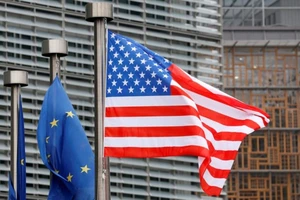 Quốc kỳ Mỹ và cờ Liên minh châu Âu (EU).