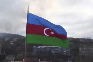 Quốc kỳ Azerbaijan bay trên một tòa nhà tại khu vực ly khai Nagorno-Karabakh, ngày 9-11.
