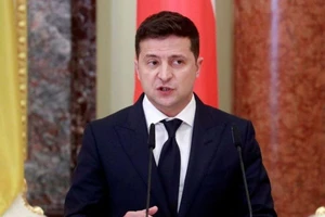 Tổng thống Ukraine Volodymyr Zelenskiy phát biểu trong cuộc họp báo chung với Tổng thống Ba Lan Andrzej Duda.