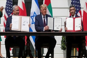  (Từ trái qua) Thủ tướng Israel Benjamin Netanyahu, Tổng thống Mỹ Donald Trump và Ngoại trưởng UAE Abdullah bin Zayed tại lễ ký Hiệp định Abraham.