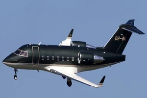 Một chiếc máy bay Bombardier Challenger CL-604 được chụp lại khi đang ở trên không.