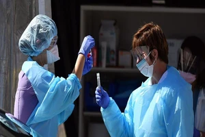 Các nhân viên y tế đang tiến hành lấy mẫu xét nghiệm.