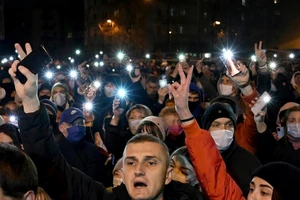 Nhiều người Belarus tại nơi anh Roman Bondarenko bị bắt giữ để phản đối các hành động của chính quyền liên quan tới cái chết của anh này. Ảnh: AFP