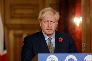 Thủ tướng Anh Boris Johnson trong một cuộc họp báo về COVID-19 hồi tháng 10. Ảnh: REUTERS 