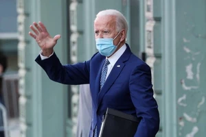 Tổng thống đắc cử Joe Biden vẫy tay chào các nhà báo sau khi tham dự cuộc họp ở Wilmington, Delaware, ngày 9-11.
