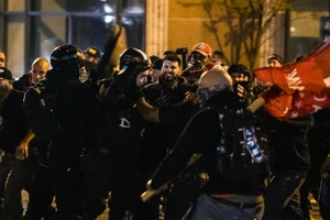 Các thành viên của nhóm biểu tình Antifa đụng độ những người ủng hộ Tổng thống Donald Trump vào ngày 14-11 tại Thủ đô Washington.