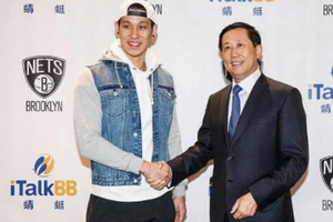 Ông Jie ‘Jack’ Zhao (bên phải) tài phiệt Mỹ gốc Hoa bị cáo buộc hối lộ.