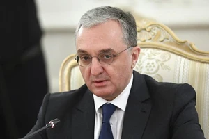 Ngoại trưởng Armenia Zohrab Mnatsakanyan quyết định từ chức.