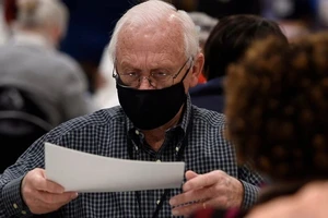 Một quan chức bầu cử ở bang Georgia kiểm lại phiếu bầu tổng thống năm 2020. Ảnh: AP