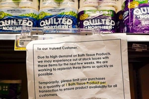 Một thông báo thiếu hụt giấy vệ sinh được dán trên kệ một siêu thị ở Mỹ.