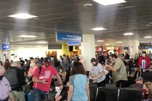 Khung cảnh đông đúc tại sân bay Sky Harbor (bang Arizona) hôm 20-11. Ảnh: TWITTER
