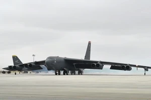 Các máy bay B-52H Stratofortress khi chuẩn bị cất cánh từ căn cứ không quân Minot (Mỹ) tới Trung Đông hôm 21-11. Ảnh chụp màn hình TWITTER