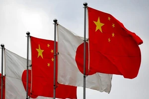 Quốc kỳ Nhật và quốc kỳ Trung Quốc.
