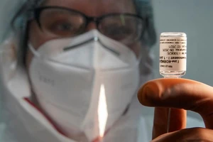 Một nhân viên y tế chuẩn bị tiêm chủng vaccine Sputnik V cho bệnh nhân. Ảnh: REUTERS